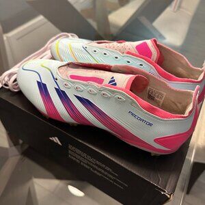 Adidas Women’s Predator League cleats Size 9
